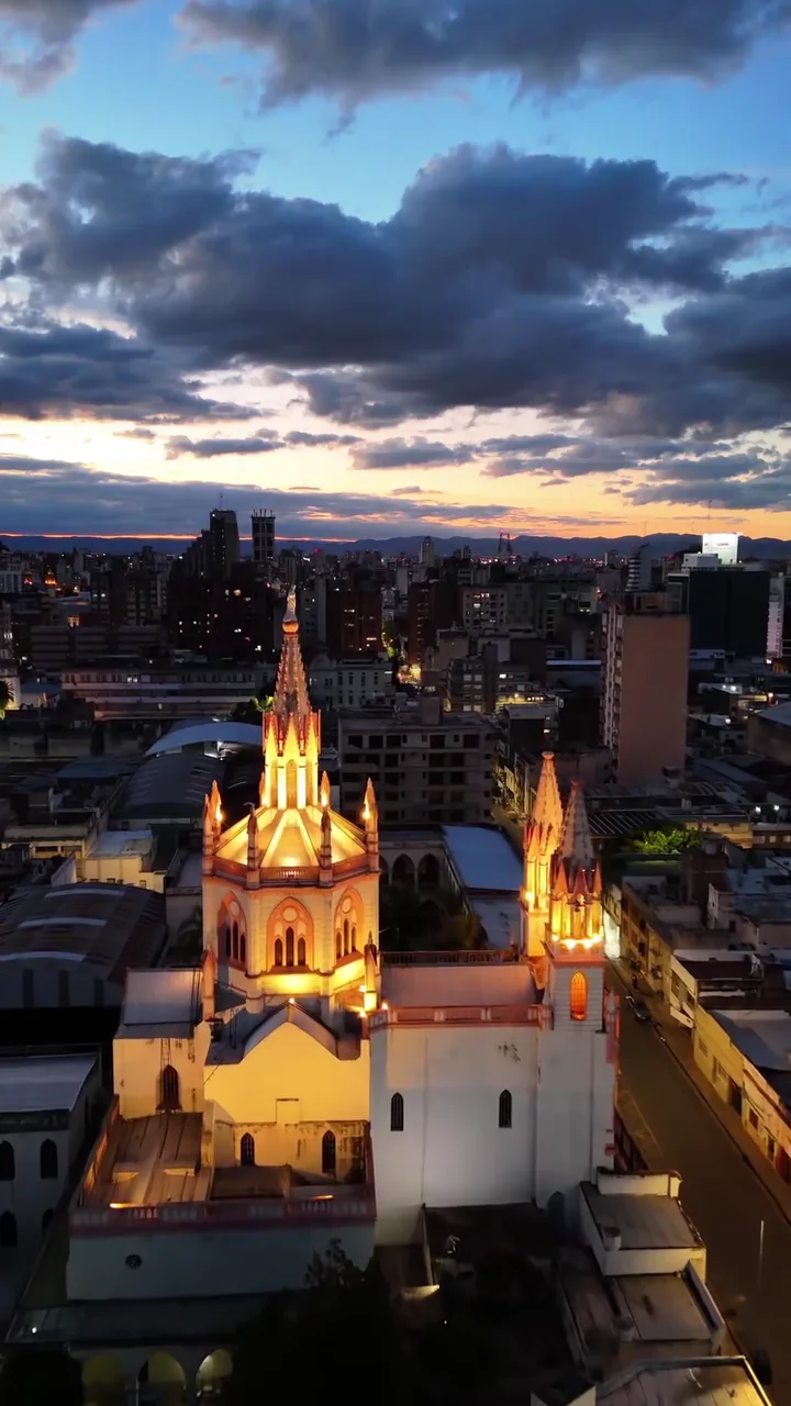 Vista aérea de la iglesia de los Capuchinos iluminada, con la ciudad de Córdoba al atardecer