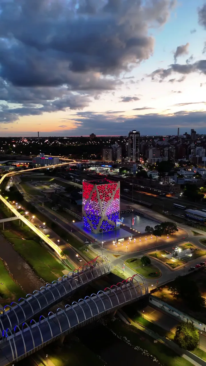 Vista aérea del Centro Cívico de Córdoba y sus puentes al atardecer